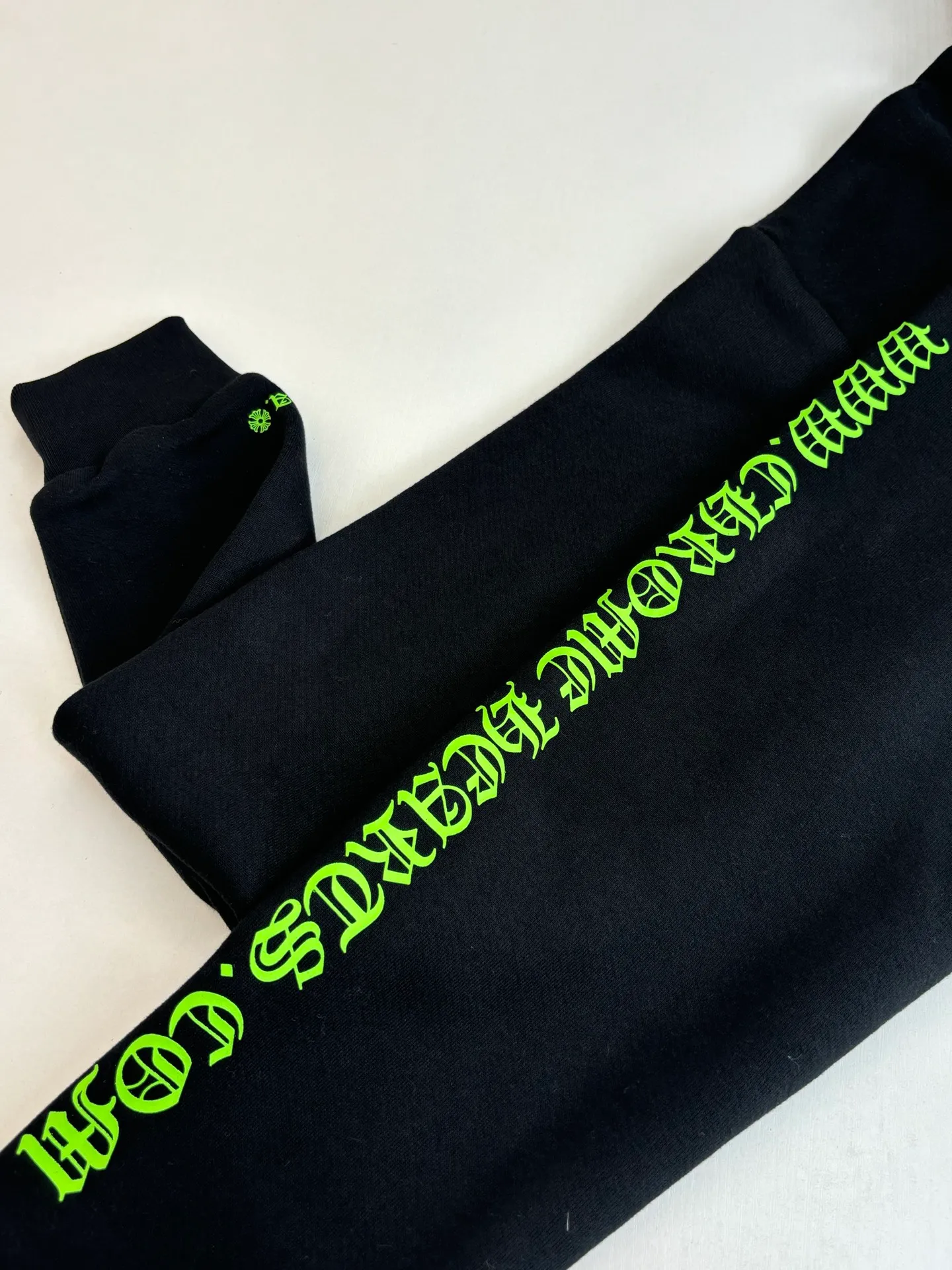 P380 Chrome Herat*/Chrome Heart SS26 new fluorescent green horseshoe print hooded sweatshirt in early spring is made of 80% cotton + 20% polyester blended fabric. It is woven with 32 counts as the base yarn and 10 counts of yarn, with a weight of 330g. It uses offset printing and patch embroidery technology to present the brand's iconic fluorescent green totem and letter elements. The Sanskrit pattern layout on the front chest, back and sleeves is clearly layered, and the craftsmanship details are exquisite. Size：S/M/L